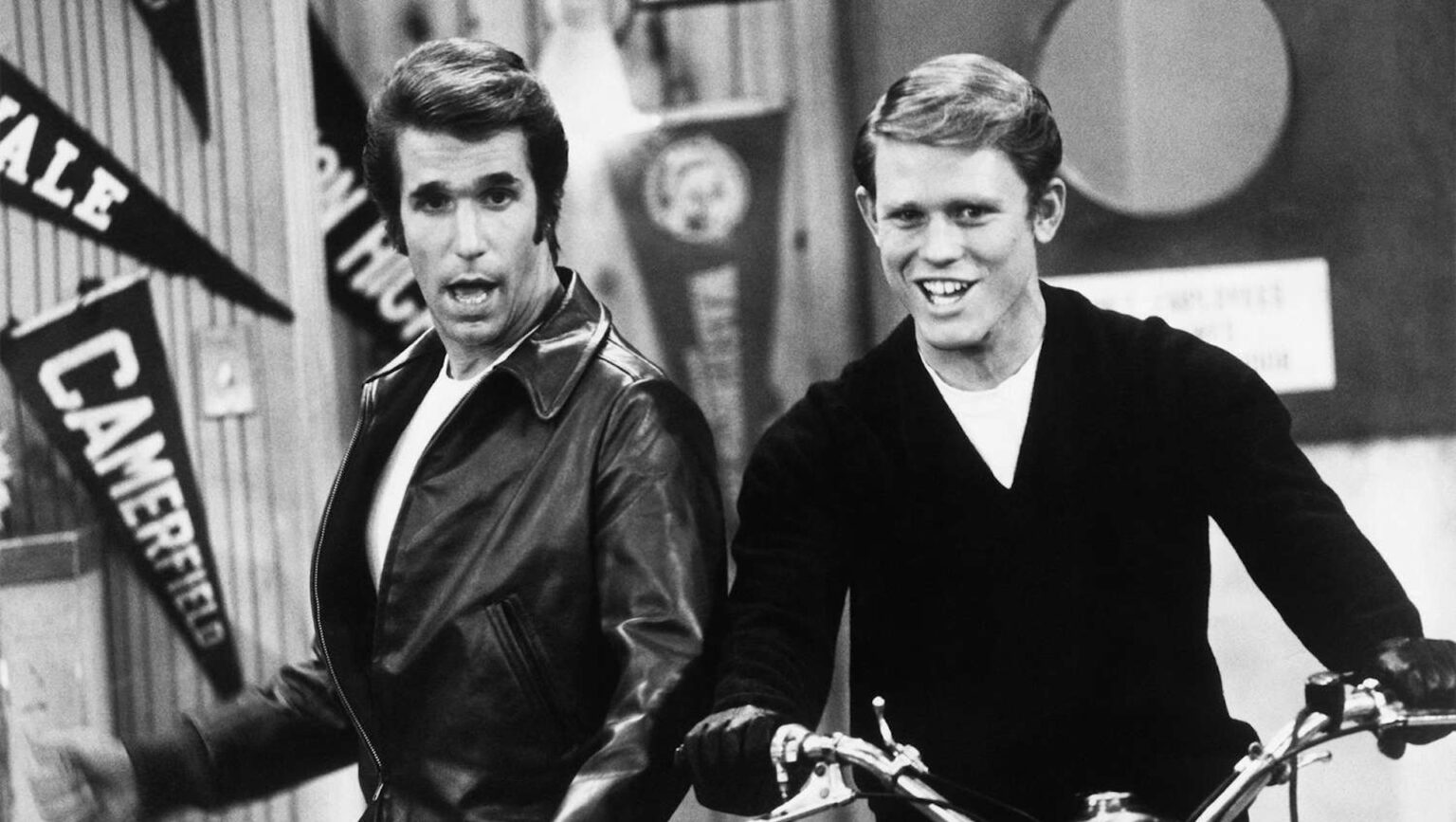 The Fonz (Henry Winkler) and Richie (Ron Howard) hanging out in the dinner in 'Happy Days'